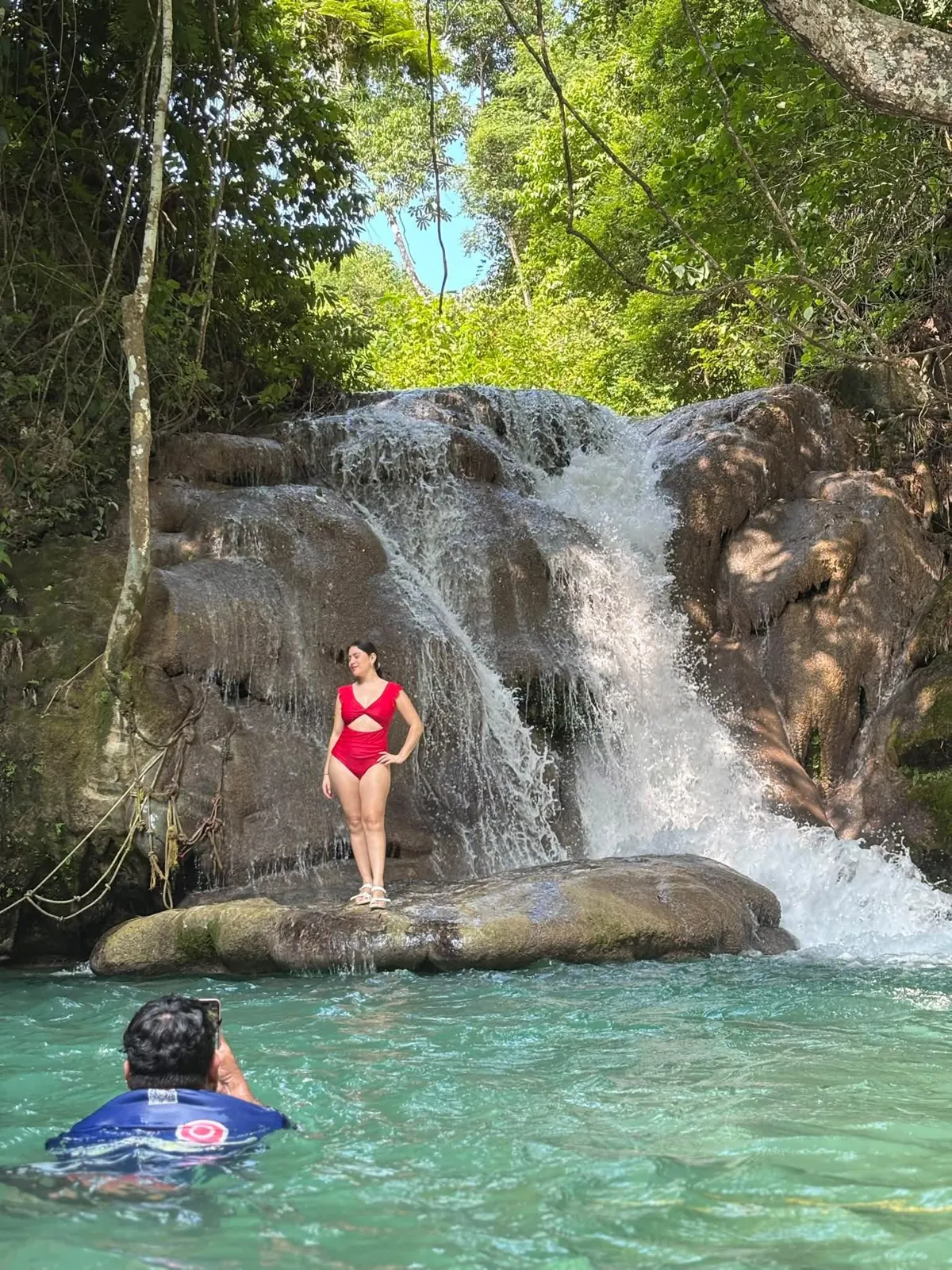 Visitantes contemplan una cascada en Huatulco